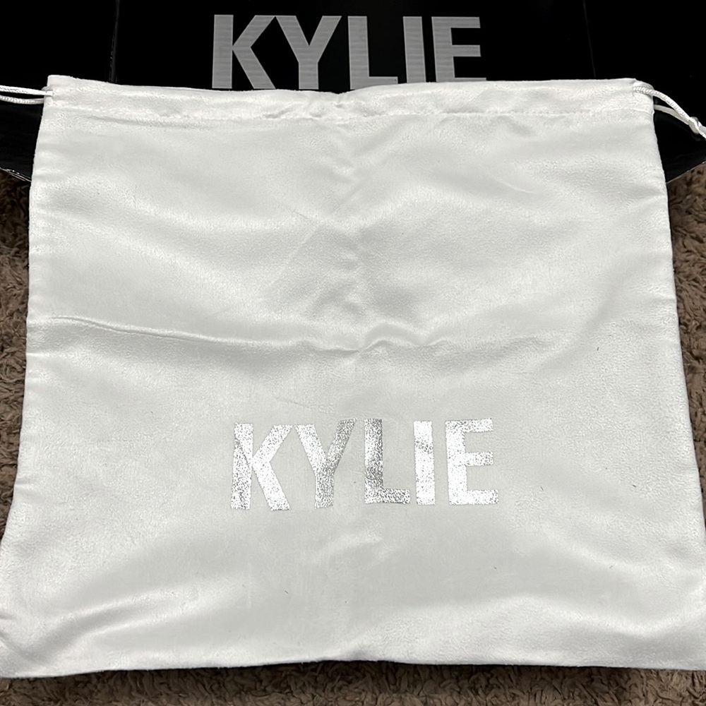 Kylie Cosmetics Brand New Velvet White Cinch Cosmetic/Accessory Bag.
